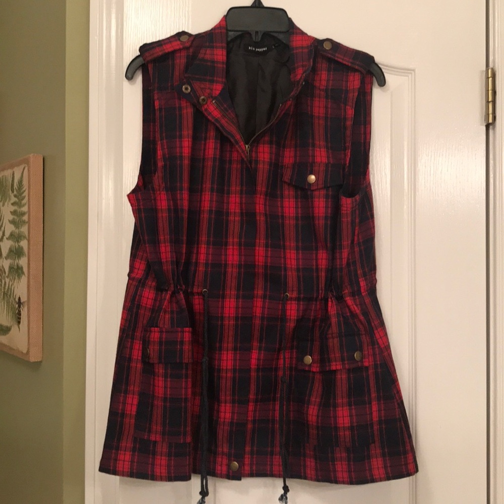Navy/red vest